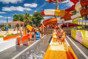 Ein Wasserpark mit mehreren Wasserrutschen und einem Poolbereich.