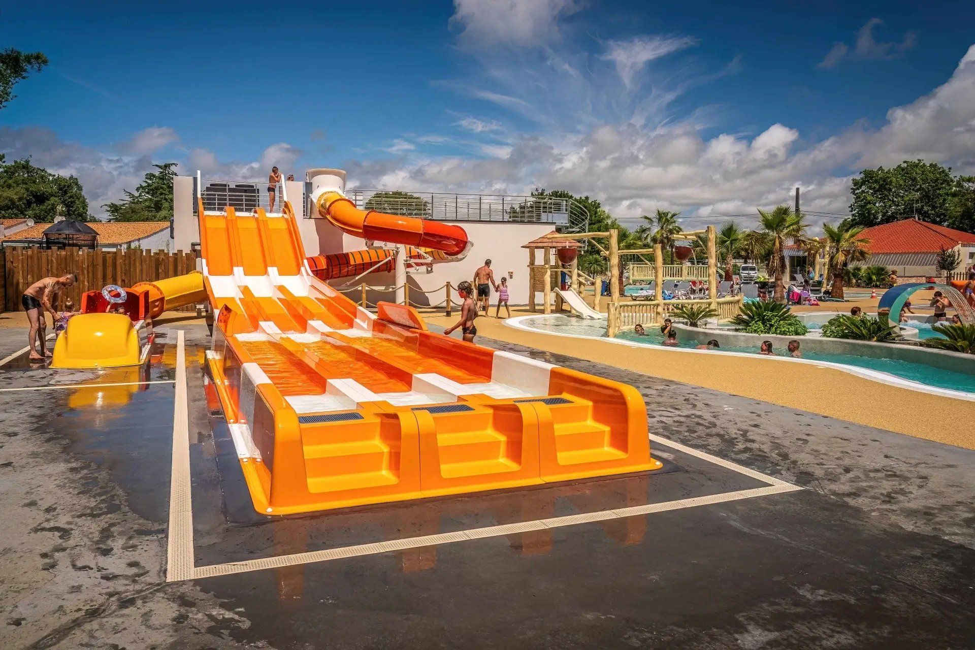 Un parc aquatique doté d’un grand toboggan aquatique, d’une piscine et de diverses aires de jeux.