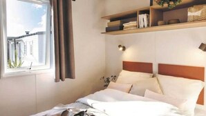 Room - ZEcamping familial parc aquatique pet friendly mobil-home TV clim 30m2 (Saint-Hilaire-de-Riez)