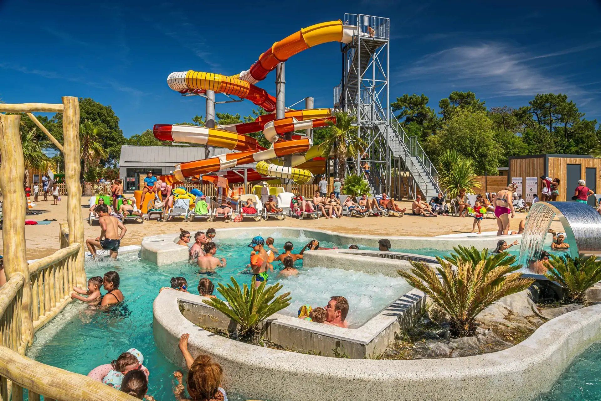 Un parc aquatique doté de nombreux toboggans, d’une piscine et d’un espace avec bains à remous.