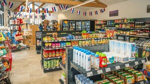 A grocery store with various products on shelves and in bins, including snacks, beverages, and household items. - ZEcamping familial parc aquatique pet friendly mobil-home TV clim 30m2 (Saint-Hilaire-de-Riez)