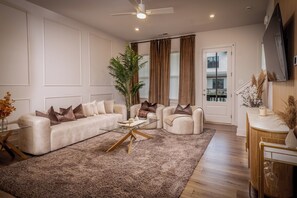 Living area - Opulent Haven ~ Luxury Retreat in the heart of Atlanta  (Atlanta)