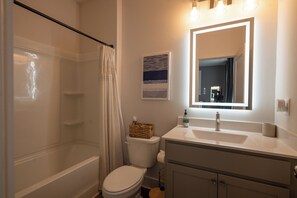 Sèche-cheveux, serviettes fournies, savon, papier toilette