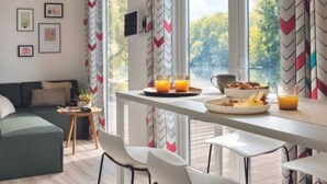 Dining - ZEcamping parc aquatique mobil-home TV LV clim 33m2 (Saint-Hilaire-de-Riez)