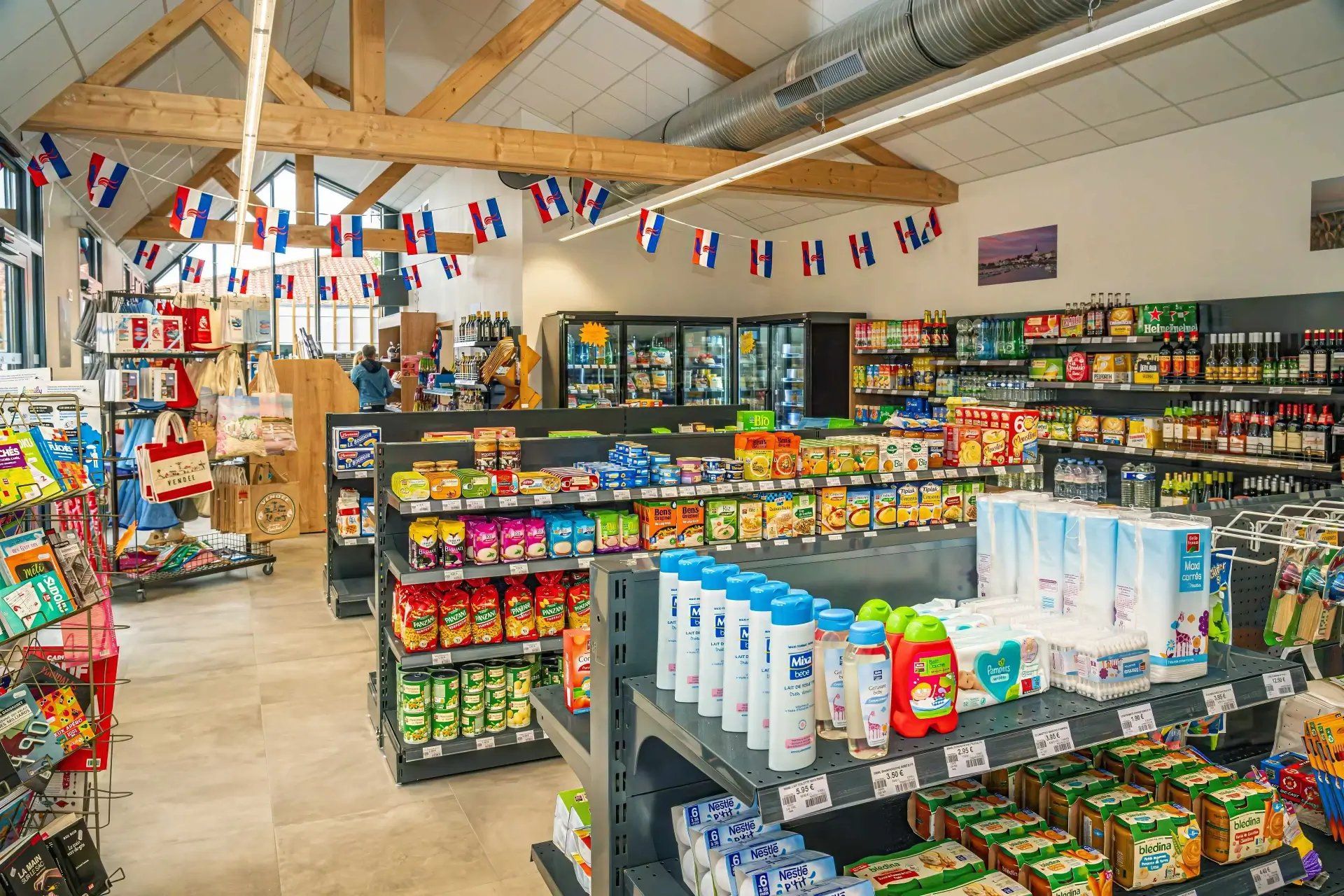 Een gang in een supermarkt met diverse etenswaren en huishoudelijke producten.