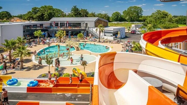 Un parc aquatique doté de plusieurs piscines, de toboggans et proposant des promenades en montgolfière.