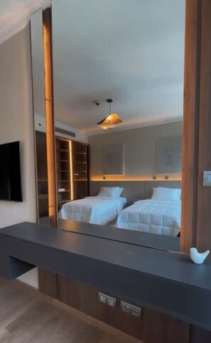 3 bedrooms, in-room safe, iron/ironing board, travel cot
