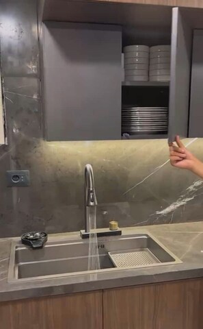 Hårtork, handdukar, tvål och schampo