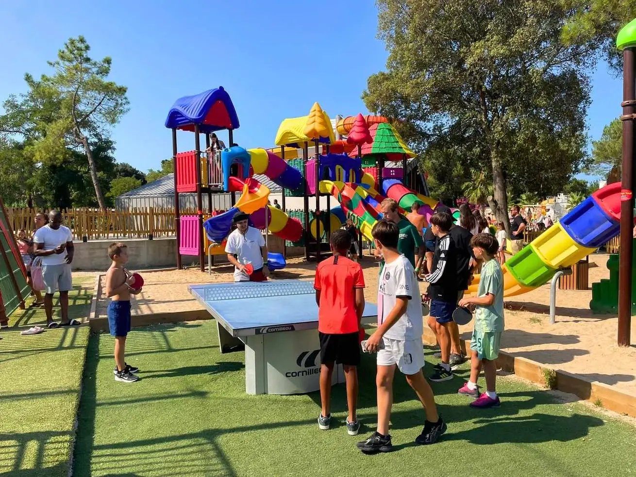 Une aire de jeux dotée de diverses installations, notamment des toboggans et des structures d’escalade.