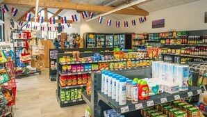 A grocery store aisle with various food products and household items. - ZEcamping espace aquatique animaux acceptés club enfant locatif 4 pers (Saint-Hilaire-de-Riez)