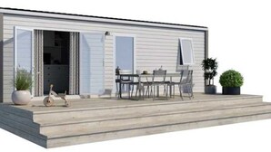 Outdoor dining - ZEcamping familial espace aquatique mobil-home TV clim 30m2 7 pers (Saint-Hilaire-de-Riez)