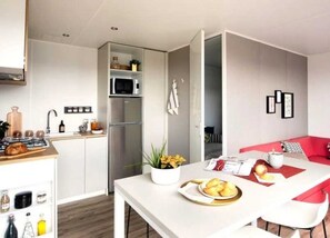 Kühlschrank, Mikrowelle, Herdplatte, Geschirrspüler