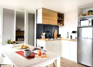 Kühlschrank, Mikrowelle, Herdplatte, Geschirrspüler