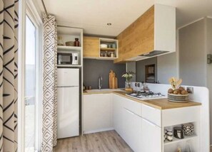 Kühlschrank, Mikrowelle, Herdplatte