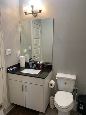 Handtücher, Seife, Toilettenpapier