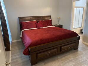 2 Schlafzimmer, Schreibtisch, Bügeleisen/Bügelbrett, WLAN