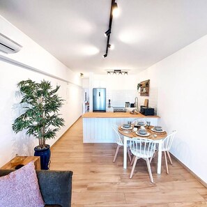 Dining - Sea Views Luxury Apartment Communal pool (Chlorakas)