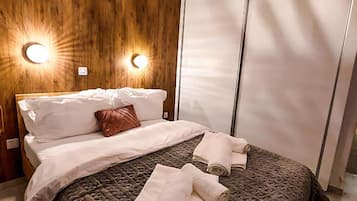 1 bedroom, in-room safe, iron/ironing board, free WiFi