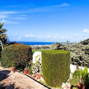 Property grounds - Sea Views Luxury Apartment Communal pool (Chlorakas)