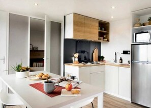 Fridge, stovetop, dishwasher