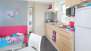 Fridge, stovetop, dishwasher - ZEcamping familial espace aquatique animaux acceptés locatif TV LV (Olonne-sur-Mer)