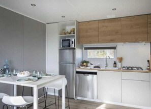 Fridge, stovetop, dishwasher
