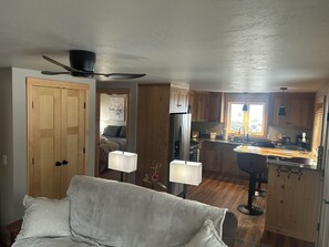 Smart TV, fireplace, books - Forest Edge Homestead Charming 2 bdr. Bungalow in heart of MT Washington Valley (Intervale)