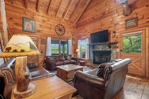 Smart-tv, een open haard en een tafeltennistafel