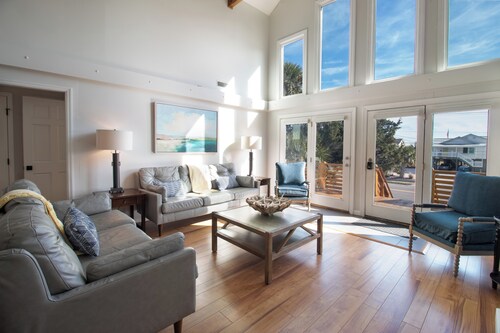 5BR ~ Across from beach ~ The Lazy Palm