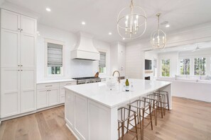 Refrigerador, microondas, horno, lavavajillas