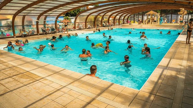 Indoor pool - ZEcamping piscine couverte pet friendly club enfant locatif TV 30m2 (Saint-Georges-d'Oléron)
