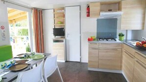 Fridge, stovetop - ZEcamping piscine couverte pet friendly club enfant locatif TV 30m2 (Saint-Georges-d'Oléron)