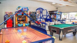 Games room - ZEcamping piscine couverte pet friendly club enfant locatif TV 30m2 (Saint-Georges-d'Oléron)
