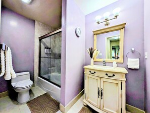 Secadora de cabello, toallas, jabón, papel de baño