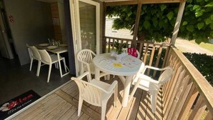 Outdoor dining - ZEcamping familial dog friendly familial piscine couverte (Hourtin)