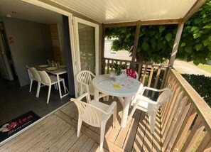 Outdoor dining - ZEcamping familial dog friendly familial piscine couverte (Hourtin)