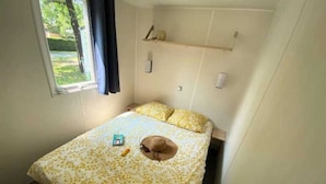 2 bedrooms, WiFi - ZEcamping familial dog friendly familial piscine couverte (Hourtin)