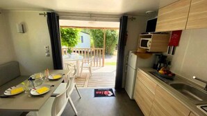 Fridge, microwave, stovetop - ZEcamping familial dog friendly familial piscine couverte (Hourtin)