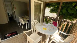 Outdoor dining - ZEcamping piscine couverte dog friendly animations tente TV 24m2 (Hourtin)