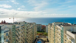 A high-rise hotel with multiple balconies overlooking a coastal view. - GuestReady - Fantastic home near the beach (Funchal)