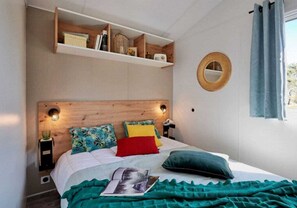 3 bedrooms, WiFi - ZEcamping parc aquatique animations locatif TV 34m2 8 pers (Saint-Jean-de-Monts)