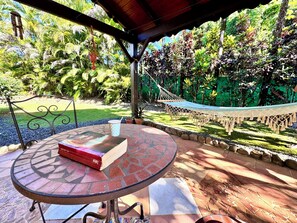 Outdoor dining - Creole villa with swimming pool (Petit-Bourg)