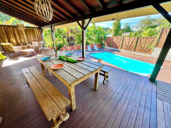 Outdoor dining - Creole villa with swimming pool (Petit-Bourg)