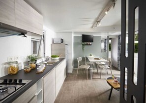 Fridge, stovetop, dishwasher