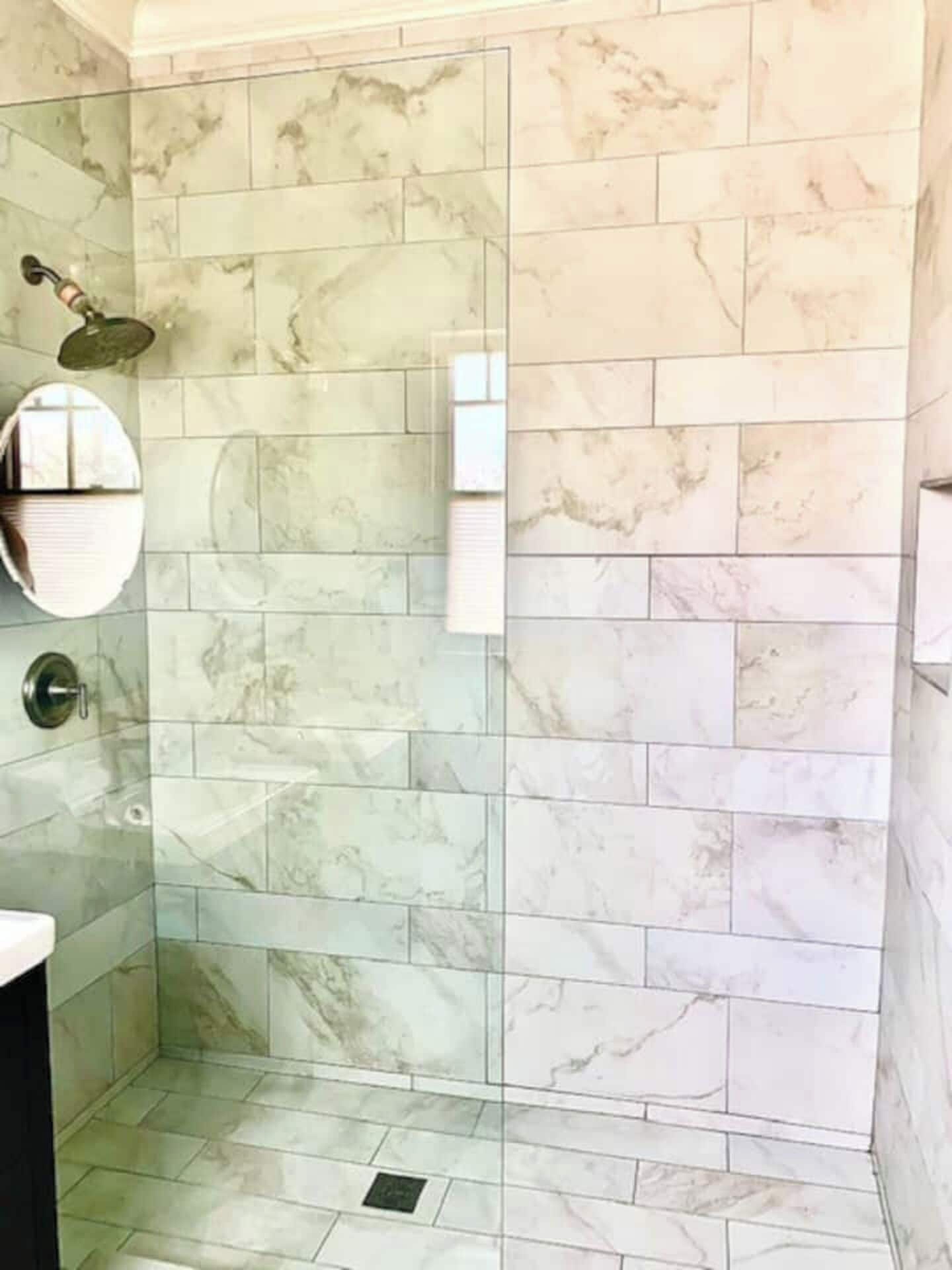Een douche, een haardroger, handdoeken, zeep