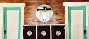 Longhorn Lodge - In the Heart of Central Austin, near U.T. & the "Drag"