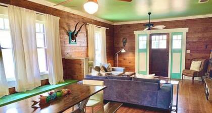 Longhorn Lodge - In the Heart of Central Austin, near U.T. & the "Drag"