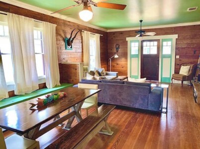 Longhorn Lodge - In the Heart of Central Austin, near U.T. & the "Drag"