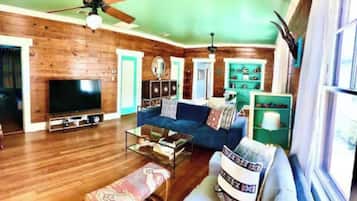 Smart TV, libros, estéreo