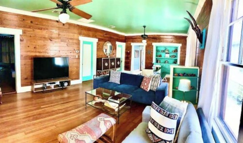 Longhorn Lodge - In the Heart of Central Austin, near U.T. & the "Drag"